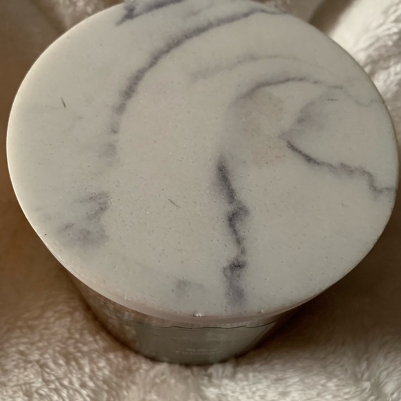 White Barn Salted Caramel Candle - Picture 2 of 4